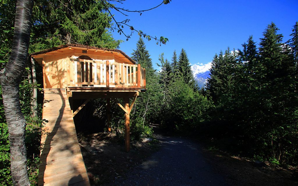 Cabane dans les arbres face au Mont-Blanc